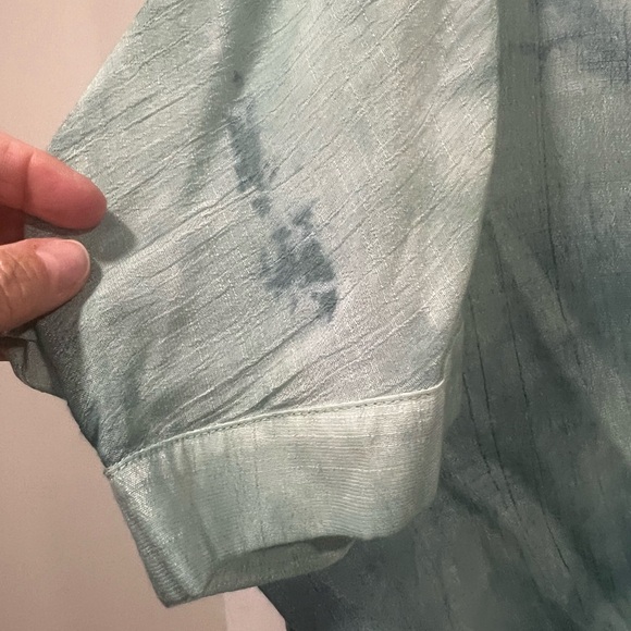 Cute button top with hi low feature with gauzy shimmer fabric - Picture 3 of 5